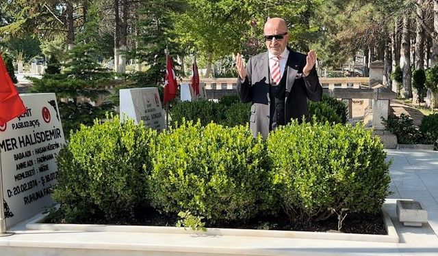 Dönemin Özel Kuvvetler Komutanı Aksakallı, Şehit Ömer Halisdemir'in kabrini ziyaret etti: '15 Temmuz, tarihi bir dönüm noktasıdır'