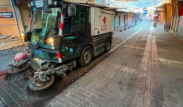 Efeler'de tarihi çarşılar ve sokaklar temizlendi