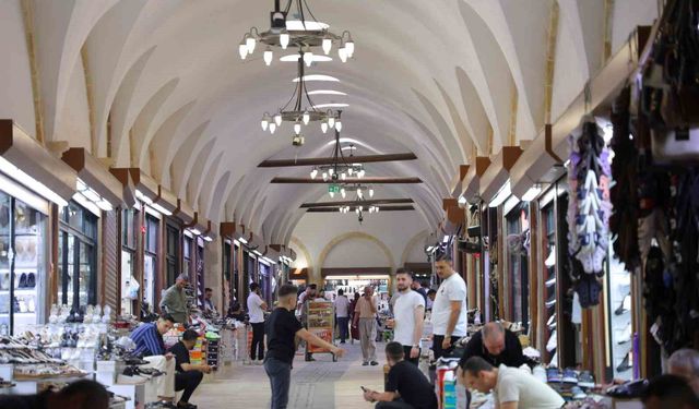 Kahramanmaraş'ın tarihi çarşısı sıcak havada doğal serinlik sunuyor