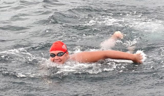 Otizmli yüzücü Tuna Tunca'dan Kuzey Kanalı'nda tarihi başarı