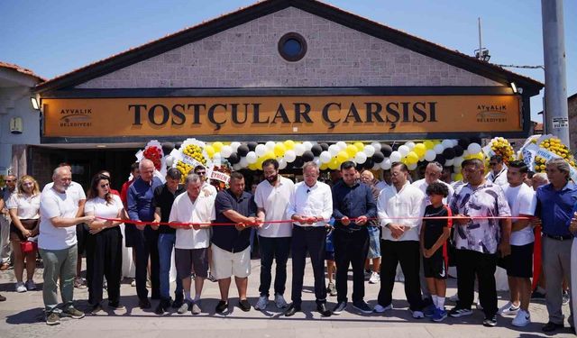 Tarihi Ayvalık Tostçular Çarşısında örnek iş birliği