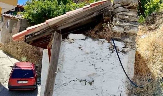 Tarihi çeşmenin çatısı tehlike altında
