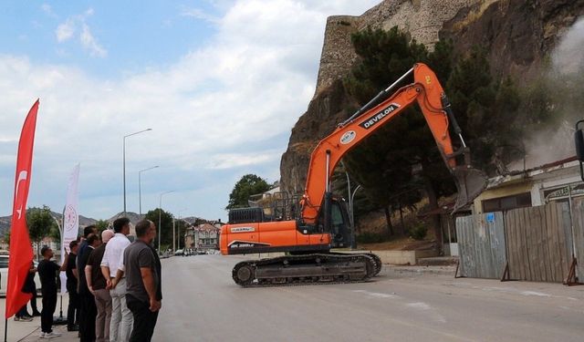 Tarihi Osmancık Kalesi çevresinde 98 riskli bina yıkılıyor: Bölge park ve sosyal yaşam alanı olacak