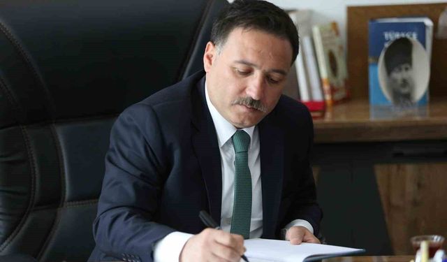 Vali Çiçek: '15 Temmuz 2016 gecesi aziz milletimiz dünya tarihine altın harflerle yazılan büyük bir destana imza atmıştır'