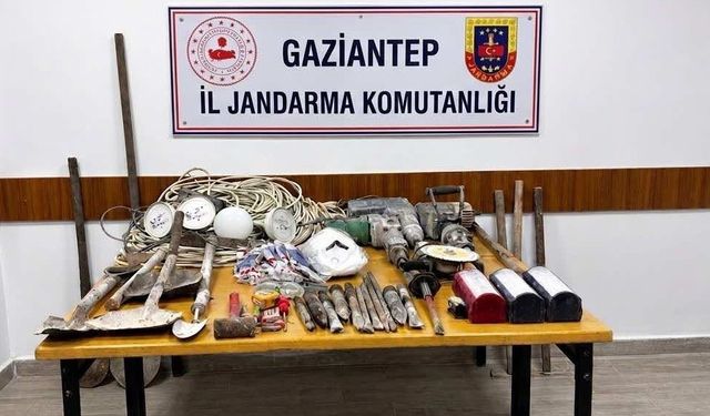 Define bulmak için ormanlık alanda kazı yapan 4 şahıs yakalandı