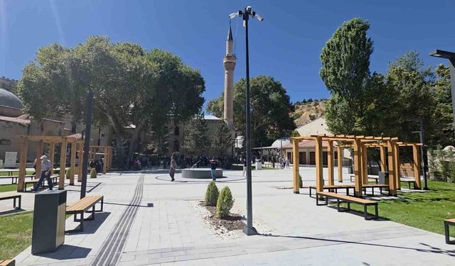 Kütahya'da tarihi doku korunarak Ulu Cami Meydanı yenilendi