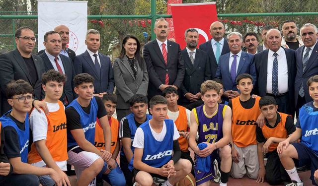 Ağrı'da altyapı ve kültürel yaşama yeni soluk getirecek 'Ahmed-i Hani Kültür Parkı' açıldı