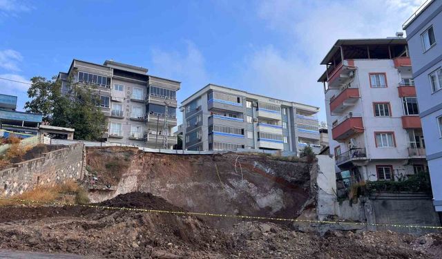Kahramanmaraş'ta temel kazısı sırasında toprak kaydı, yol çöktü, vatandaşlar mağdur oldu