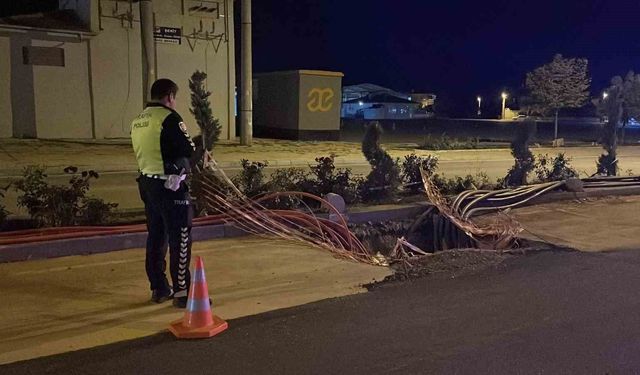 Karaman'da elektrik hattı için kazılan çukura giren otomobilde hasar oluştu