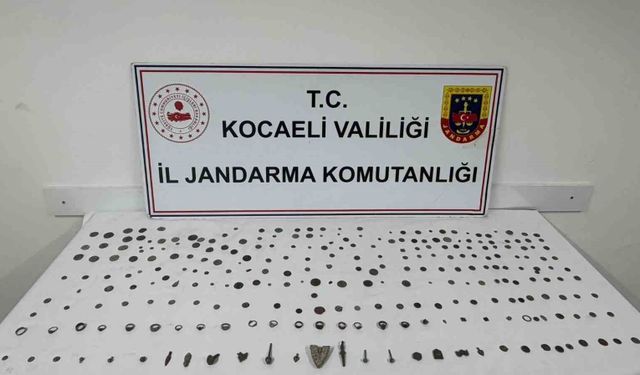 Kocaeli'de araçta 271 tarihi eser ele geçirildi