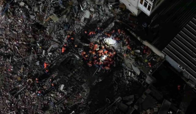 Maltepe'de çöken binanın enkazında kalan 2 kişiyi kurtarma çalışmaları böyle görüntülendi