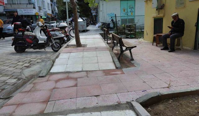 Şehzadeler'de tarihi yapının kaldırımları yenilendi