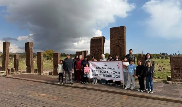 Tutaklı çocuklar Ahlat'ın tarihi mirasını keşfetti