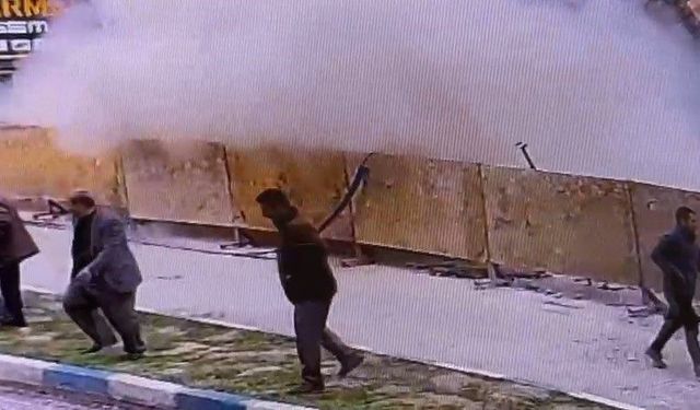 Van'da kazı alanının yanındaki lokantanın çökme anı güvenlik kamerasında