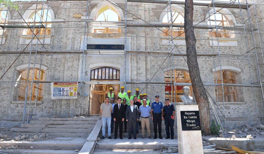 Gazi Paşa Mektebi'ndeki Restorasyon Çalışmaları Sürüyor