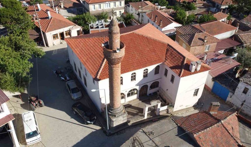 Tarihi Cami Tavan ve Duvar Süslemeleriyle Dikkat Çekiyor