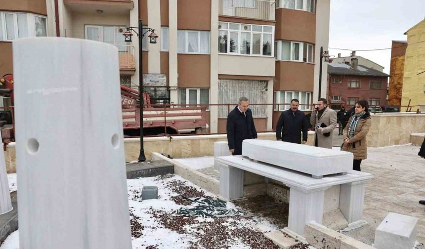 Tarihi Türbe Aslına Dönüyor
