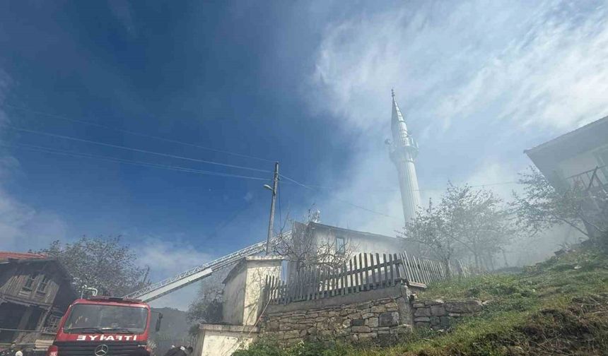 Çıkan Yangında 2 Ahşap Ev Ve 1 Cami Küle Döndü