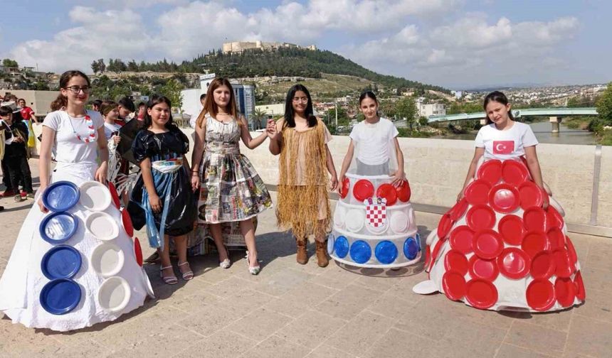 Tarihi Köprüde Atıklardan Defile Yapıldı