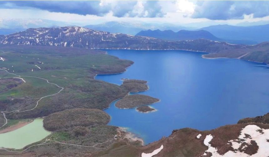 Nemrut Krater Gölü Doğal Güzelliğiyle Hayran Bıraktı