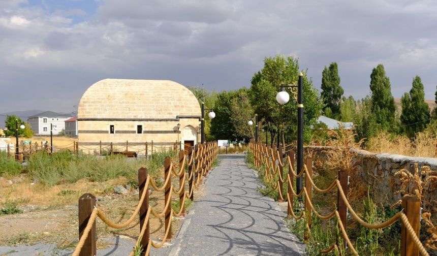 Ağrı’da tarihi Hamur Kümbeti restore edildi