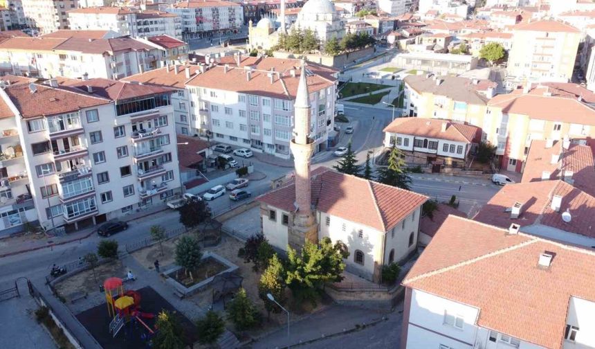 Kayyımzade camisi geçen iki yüz yıla rağmen ayakta duruyor