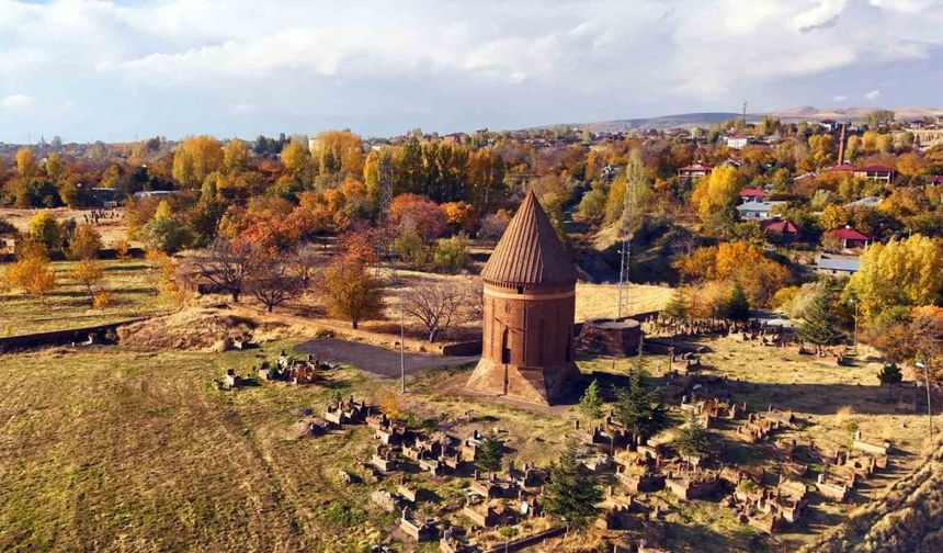 Ahlat’tın tarihi mekanlarında sonbahar güzelliği