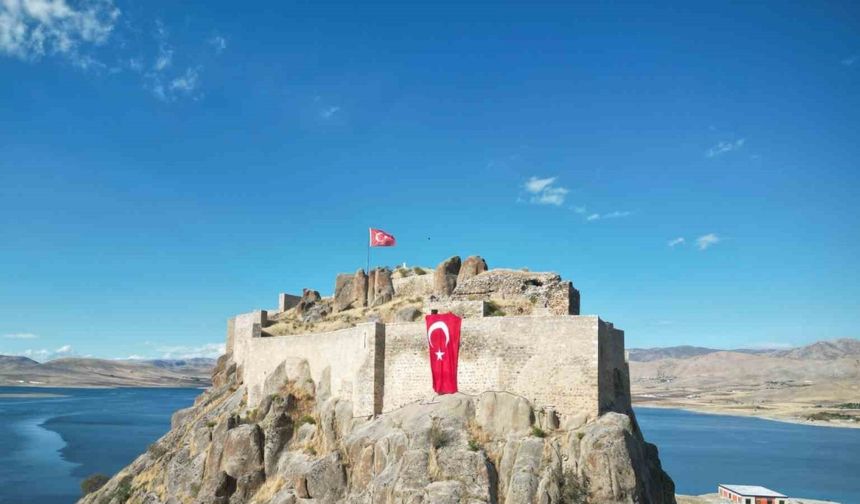 Tarihi kalenin surlarına dev Türk bayrağı asıldı