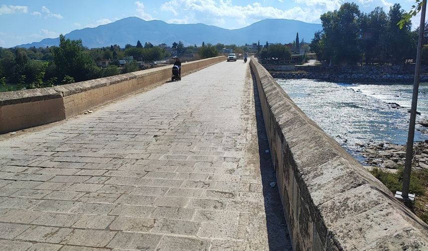 İlk Roma köprüsüne sprey boyayla yazılama yapıldı