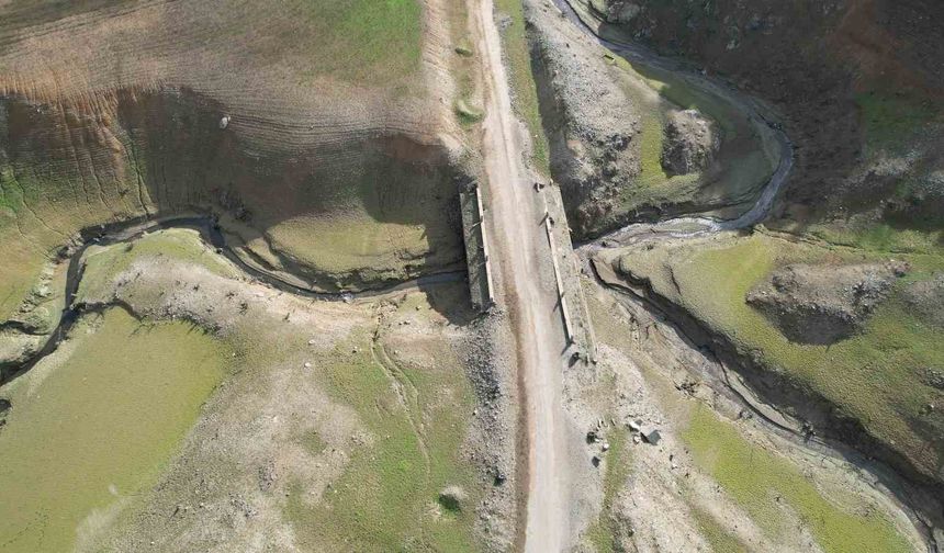 Gökçe Barajı'nda tarihi yolun kalıntıları gün yüzüne çıktı