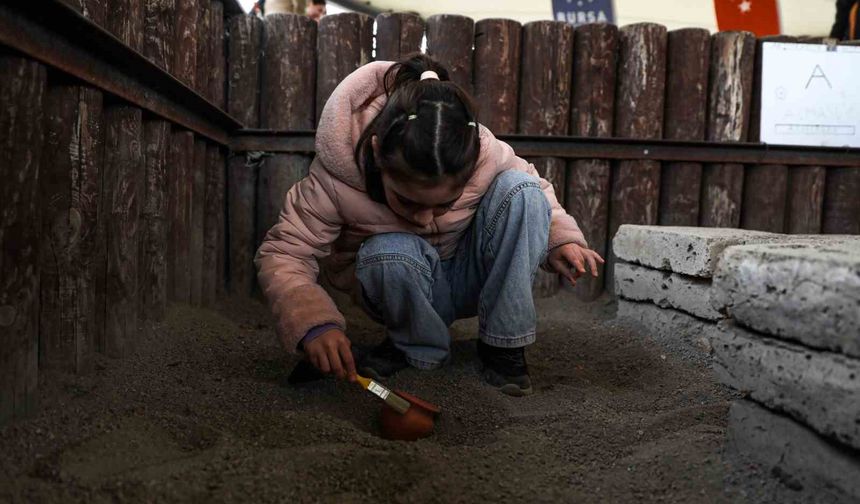 Bursa'da minikler arkeolojiyi eğlenerek öğrendiler