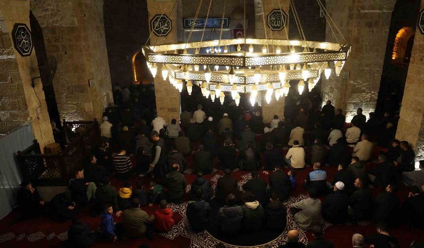 6 asırlık tarihi camide eller semaya açıldı