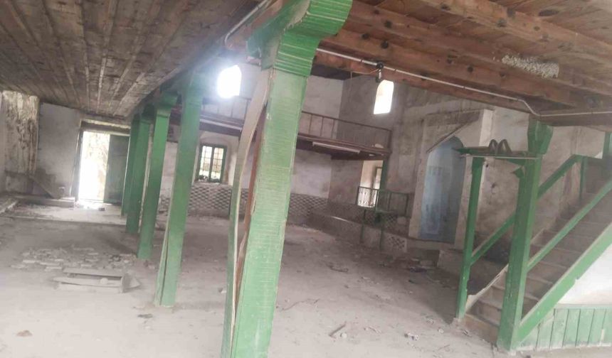 Tarihi Ahşap Cami çürümeye mi terkedildi?