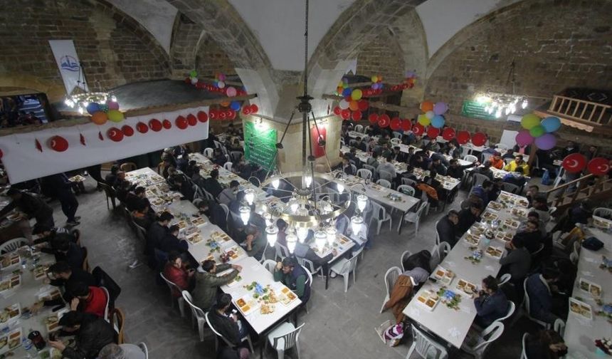 Bayburt'ta geleneksel iftar sofrası tarihi Taşhan'da kuruluyor
