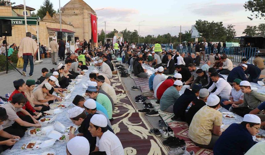 Erzincan'da Vakıflardan Terzibaba Sofrasında Ramazan iftarı