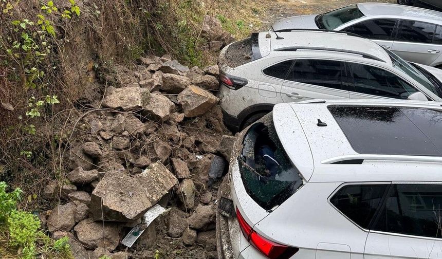 Ordu'da tarihi evin istinat duvarı araçların üzerine devrildi