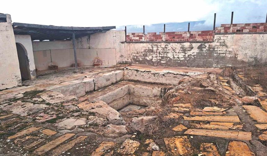 Kütahya Tarihi Roma Hamamı Bakımsızlıktan Yok Oluyor