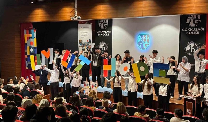 IB öğrencileri 'Dünya Anadili Günü'nde kültürel bir mozaik oluşturdu
