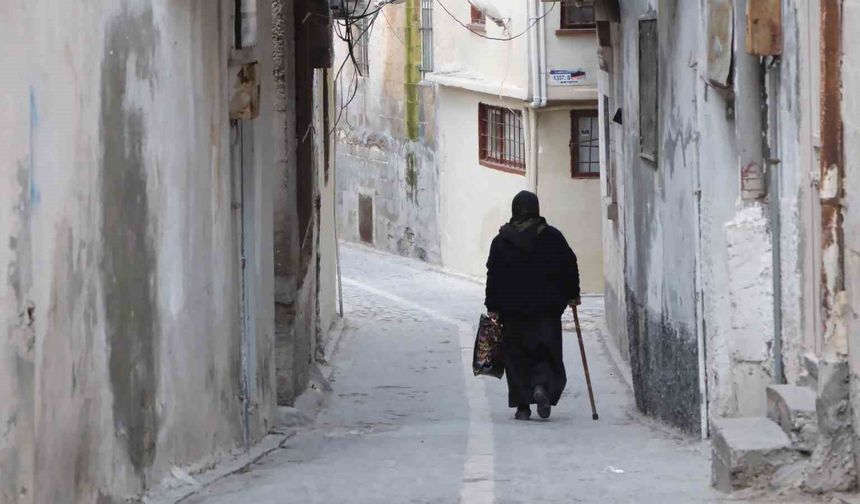 Urfa'nın 275 Tarihi Sokağına Işık