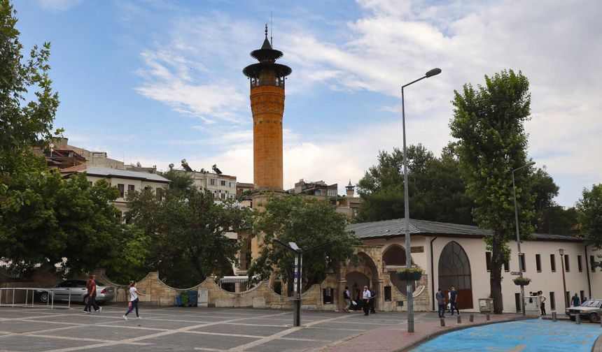 Maraş Ulu Camii’nin Alem ve Küllahı Tamamlandı!