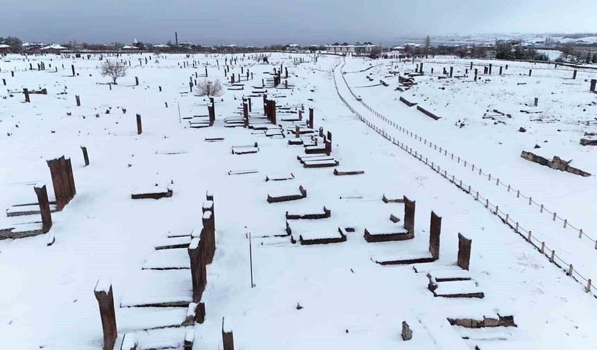 Ahlat'ın tarihi mekanlarında kar güzelliği