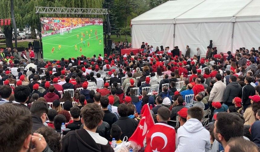 Bolu'da 'Dünya Kupası' coşkusu sokağa taştı: Anıtpark'ta tarihi heyecan