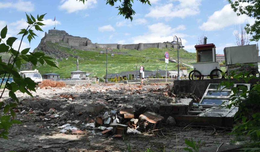 Kars'ta belediyeye ait bahçe, inşaat kalıntılarıyla tarihi bölgeyi olumsuz etkiliyor
