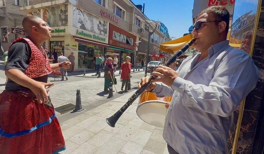 Roman vatandaşların müzikli eğlencesi renkli görüntülere sahne oldu