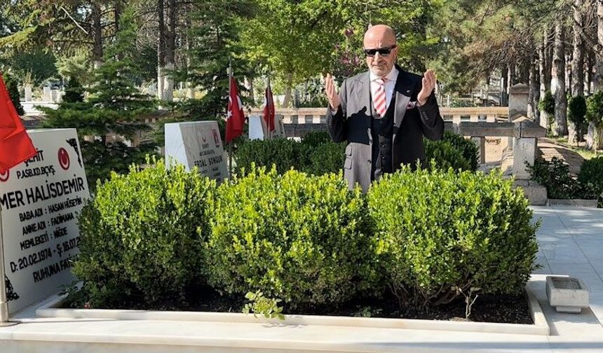 Dönemin Özel Kuvvetler Komutanı Aksakallı, Şehit Ömer Halisdemir'in kabrini ziyaret etti: '15 Temmuz, tarihi bir dönüm noktasıdır'