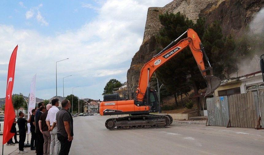 Tarihi Osmancık Kalesi çevresinde 98 riskli bina yıkılıyor: Bölge park ve sosyal yaşam alanı olacak