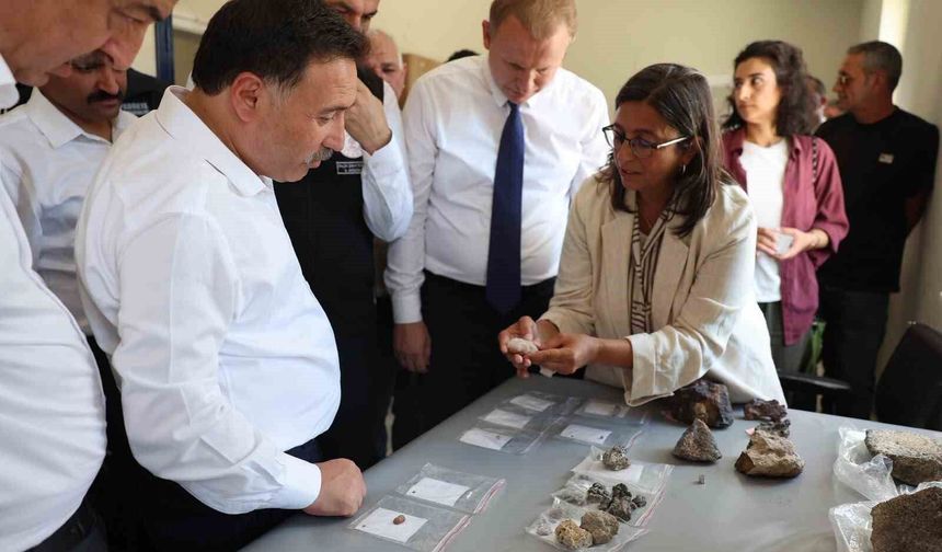 Vali Çiçek, Eğriköy Höyük Kazı Alanı'nı ziyaret etti