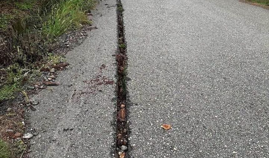 Fiber internet için kazılan yol kapatılmadı, köy sakinleri tepki gösterdi