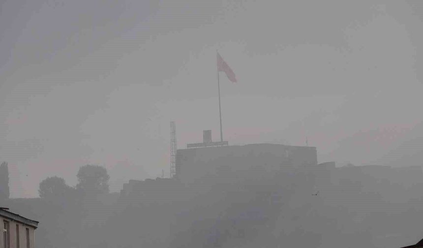 Kars'ta sis etkili oldu, tarihi Kars Kalesi sis bulutlarında kayboldu