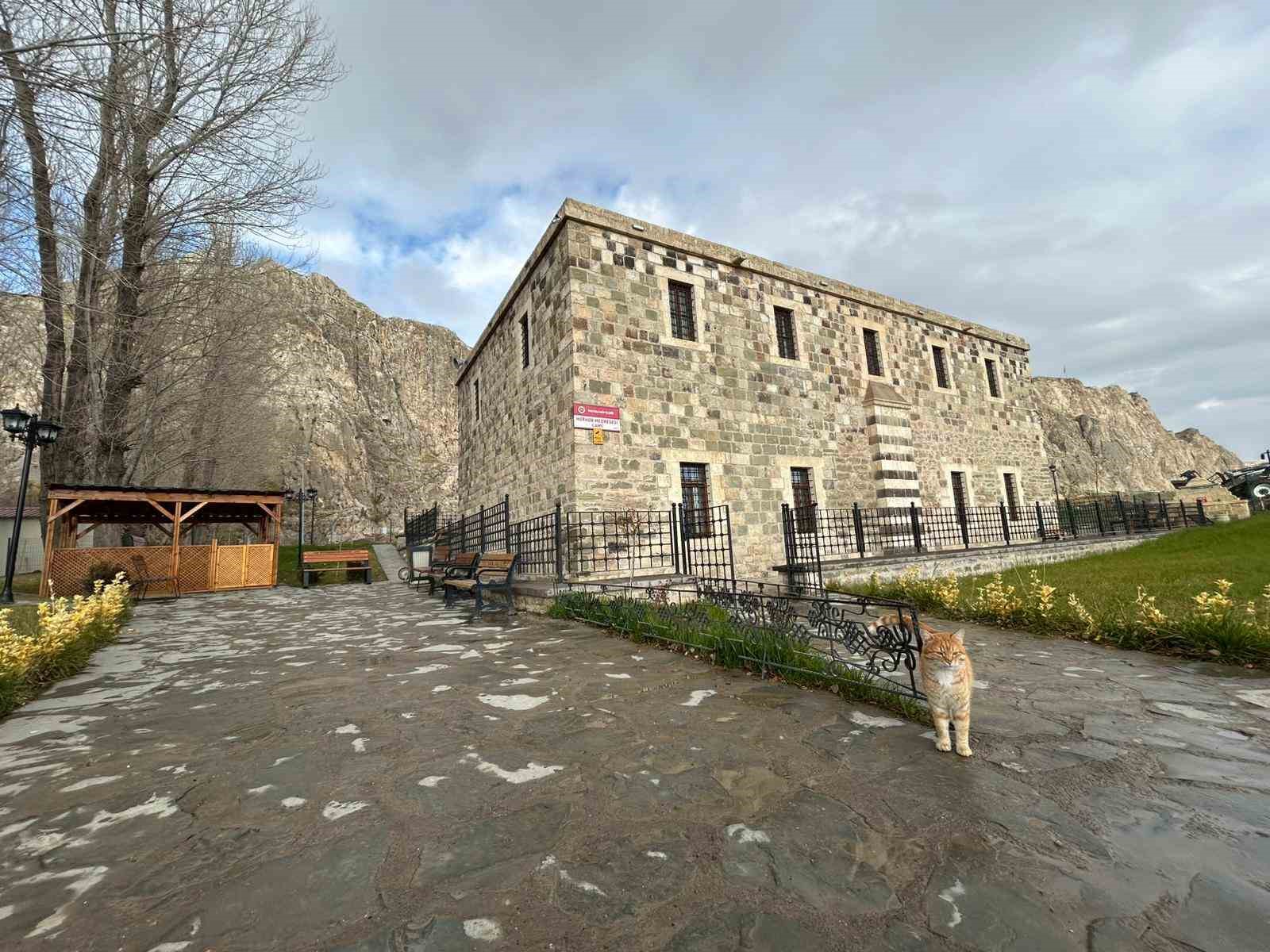 Horhor Medresesi Camii, çevre düzenlemesiyle nefes aldı